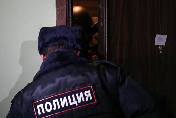 В Петербурге полицейские приходят к людям из слитой базы сторонников Навального