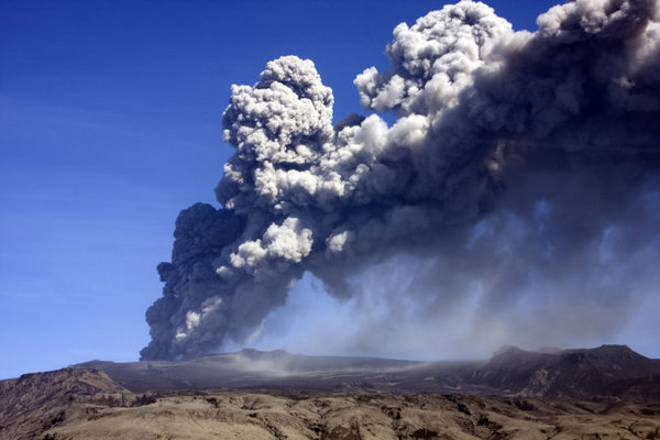 Появилось видео эпичного извержения вулкана в России