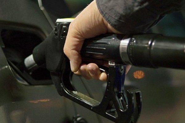 АЗС подняли цены на топливо от 5 до 60 коп. Сколько стоит бензин на WOG, SOCAR, OKKO