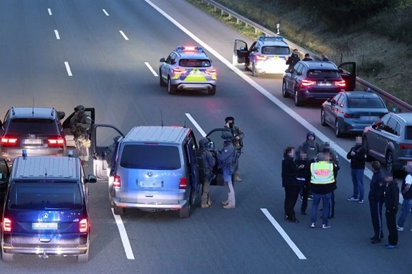 На юге Германии мужчина взял в заложники пассажиров автобуса
