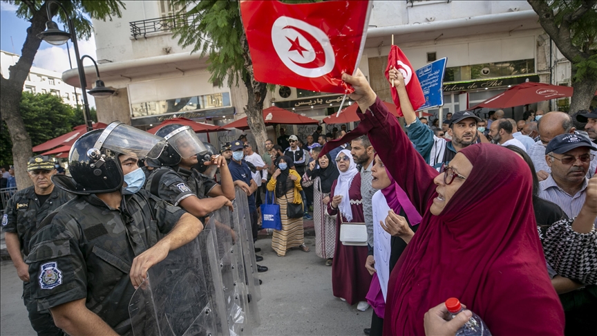 Тысячи людей выступили против захвата власти президентом Туниса