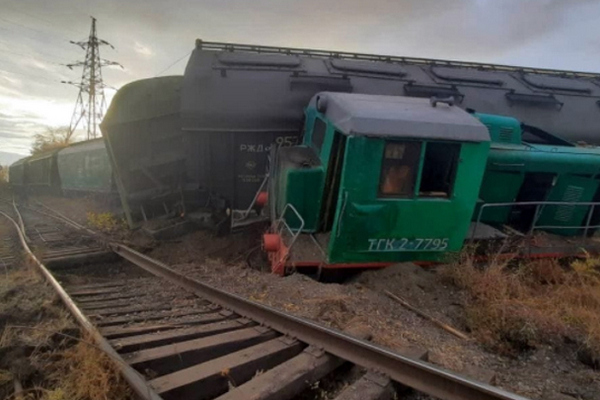 В России сошел с рельсов локомотив с тремя грузовыми вагонами