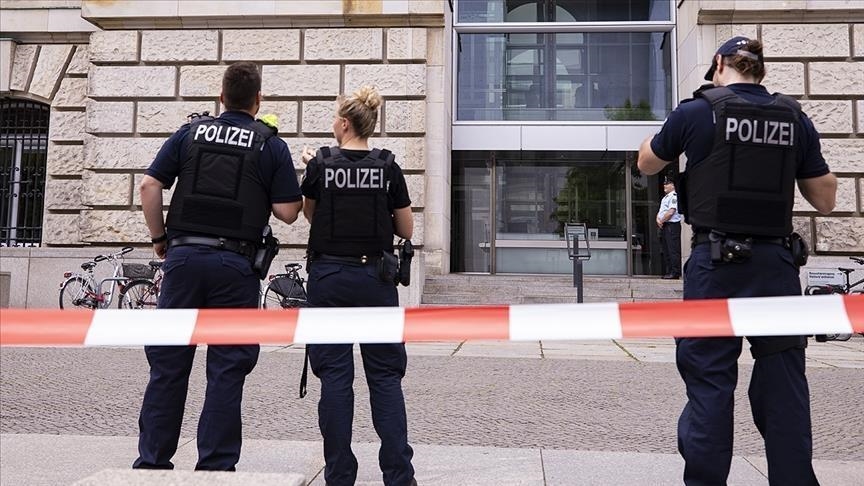 Немецкий полицейский бил мужчину ногой по голове во время ареста