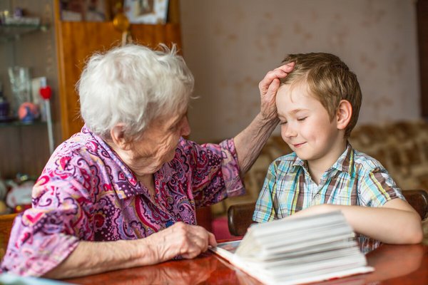 Ученые показали, как мозг бабушки реагирует на внуков