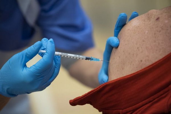 Британия спешит с вакцинацией до зимы: бустеры могут предложить на месяц раньше
