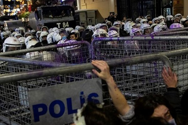В Турции против протестующих женщин применили газ