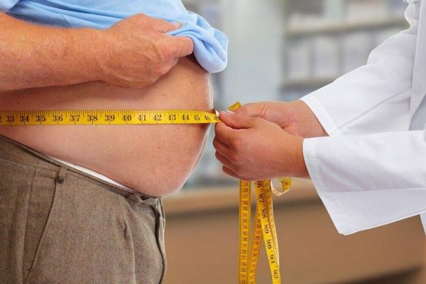 Медики назвали причины накопления жира на животе