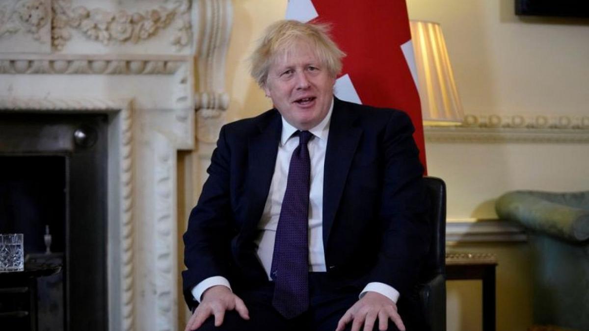 Премьер-министр Великобритании сообщил министрам, что Омикрон более заразен, чем Дельта