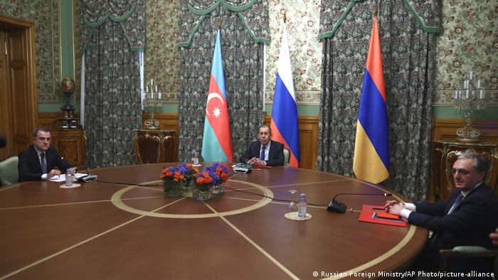 В России проходят переговоры между заклятыми соперниками - Арменией и Азербайджаном