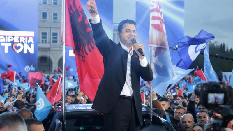 Оппозиция возобновляет призыв к политической проверке в Албании