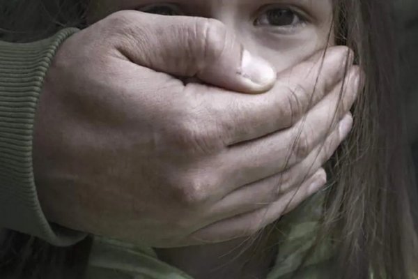 Детский дом или голодовка: в Каменском мужчина 10 лет насиловал своих дочерей