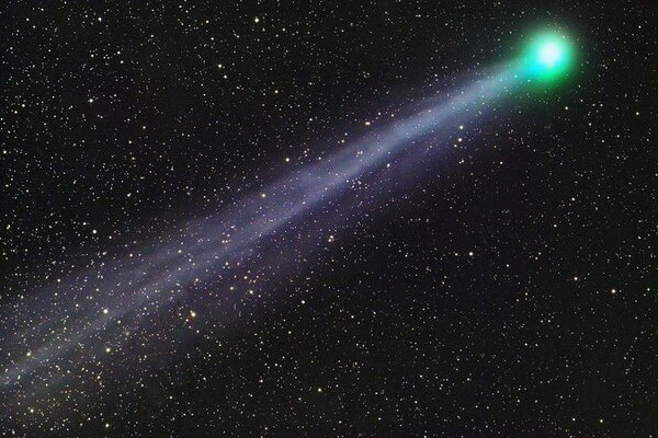 Выяснено, почему некоторые кометы светятся зелёным