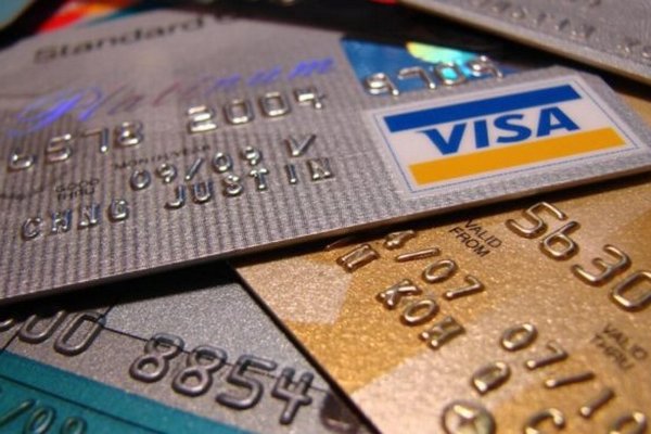 Банки готовятся вводить плату за обслуживание карт