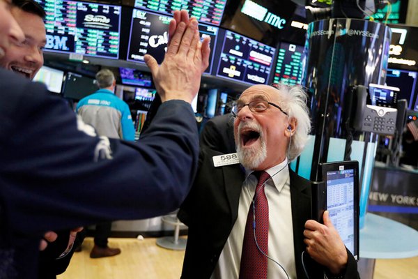 Уолл-стрит в «зеленой зоне»: S&P 500 в очередной раз обновил рекорд