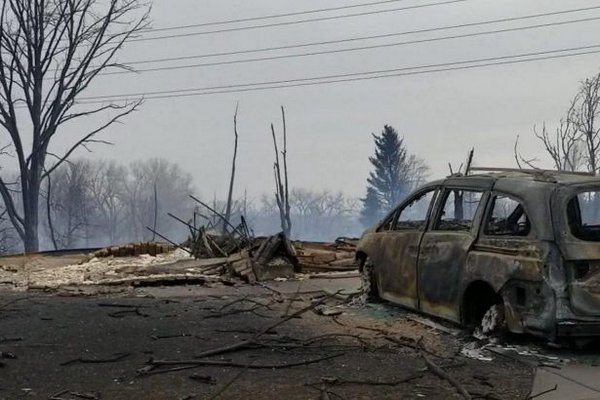 В США расследуют причину пожаров в Колорадо: возникли по соседству с горящим сараем