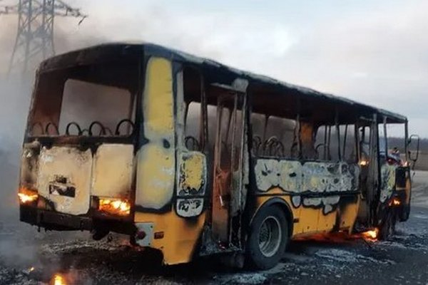 На Днепропетровщине на ходу вспыхнул автобус: выгорел дотла. Фото