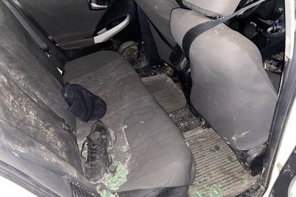 В Ровенской области буйный мужчина с молотком разбил авто полиции