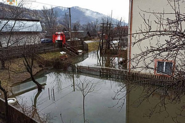 В Закарпатской области ищут подростка, который во время паводка упал в реку