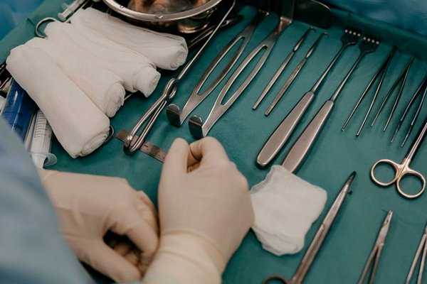 В Британии лишили лицензии хирурга, который выжигал свои инициалы на печени пациентов