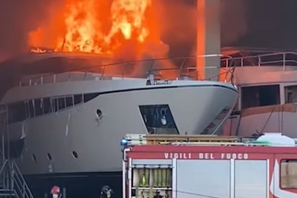 Две дорогие яхты сгорели в Италии и Таиланде в один день