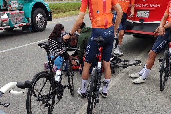 Чемпион Тур де Франс Берналь серьезно пострадал в аварии, у него сломаны позвонки