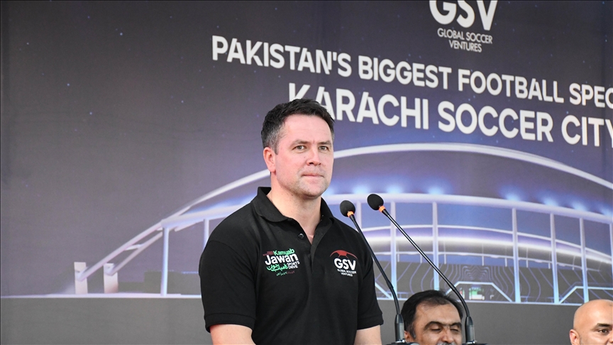 Майкл Оуэн закладывает фундамент футбольного стадиона в Карачи, Пакистан