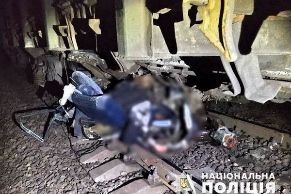 От авто ничего не осталось: под Одессой поезд сбил машину