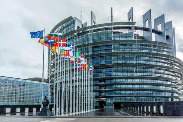 Европарламент одобрил миллиардную помощь для Украины
