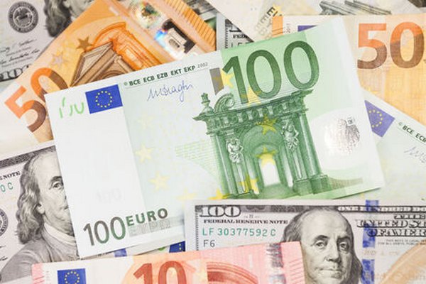 Гривна резко подешевела к доллару и евро