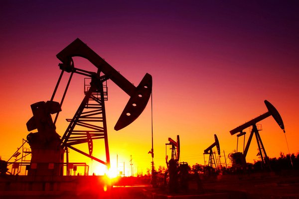 Нефть дорожает из-за геополитической напряженности и роста цен на газ