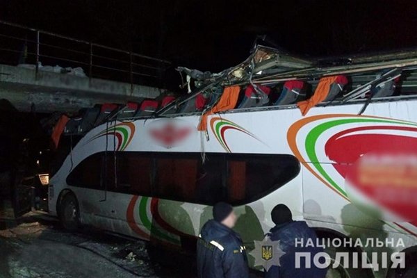 В Черкасской области автобус с эвакуированными врезался в мост