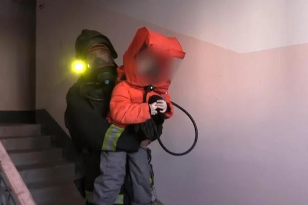 Двое детей в больнице, 20 человек эвакуированы: серьезный пожар в квартире едва не привел к трагедии в Хабаровске