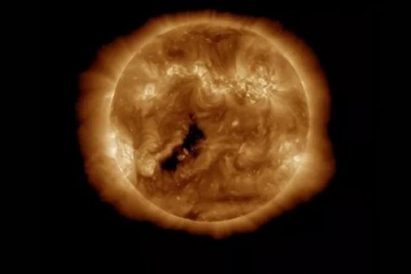 Двойная вспышка на Солнце вызвала проблемы на Земле: что произошло