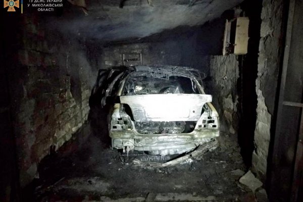В Николаевской области горели гаражи и автомобиль BMW