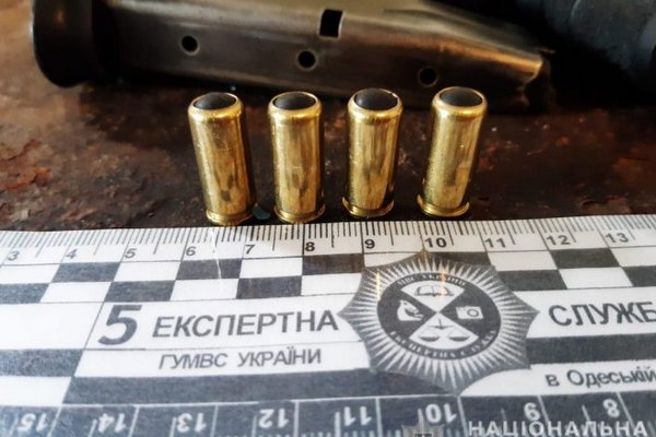 Одесситка прострелила себе ногу найденным пистолетом