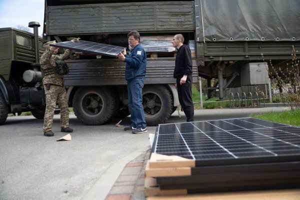 Маск передал Украине солнечные панели Tesla Powerwall