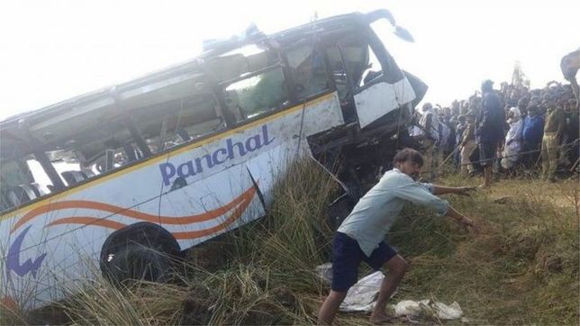 В Индии подросток за рулем автобуса убил 32 паломника