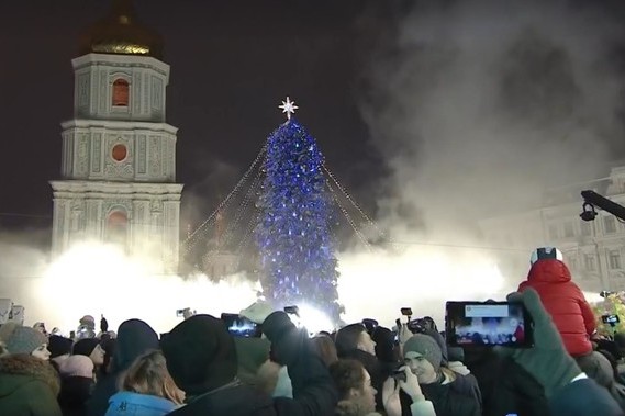 В Киеве зажгли главную елку Украины
