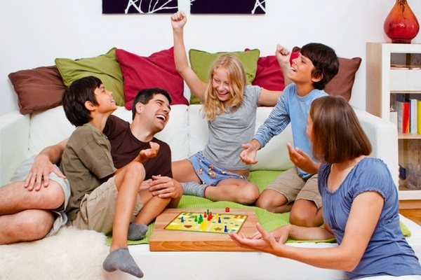Почему играют в настольные семейные игры и какую пользу они несут?