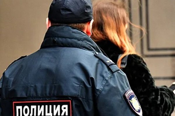 Москвичка избила и покусала полицейского при исполнении