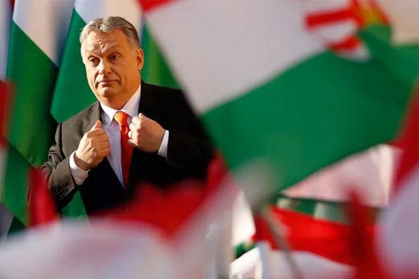 Премьер Венгрии Орбан попал в громкий политический скандал