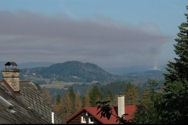В заповедной Чешской Швейцарии бушует пожар, из ущелий эвакуируют туристов