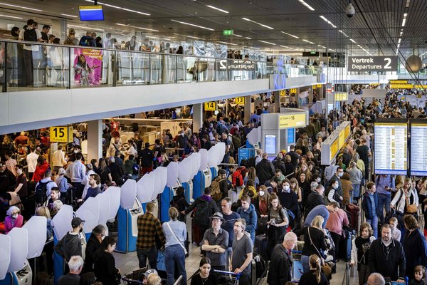 Аэропорт Амстердама компенсирует пассажирам, пропустившим рейсы из-за больших очередей