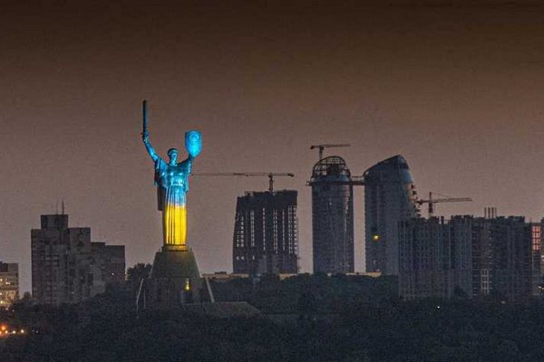 Яркое завершение тревожного Дня Независимости: в Киеве Родина-мать стала сине-желтой