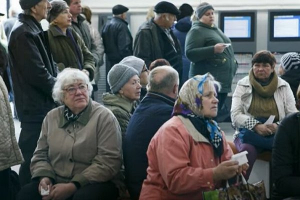Украинцам пояснили, как можно получить пенсию сразу за несколько месяцев