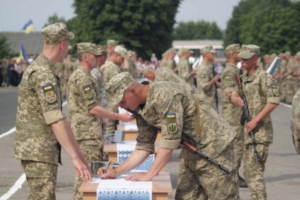 В Украине продлили военное положение и мобилизацию: кого из украинцев могут призвать следующими