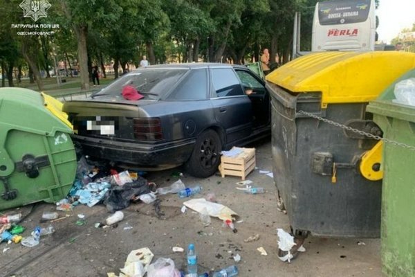 В Одессе водитель «Форда» врезался в баки с мусором – есть жертва