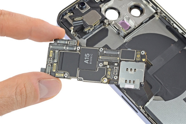Когда нужен ремонт iPhone 13 у специалистов и когда можно справиться самостоятельно?
