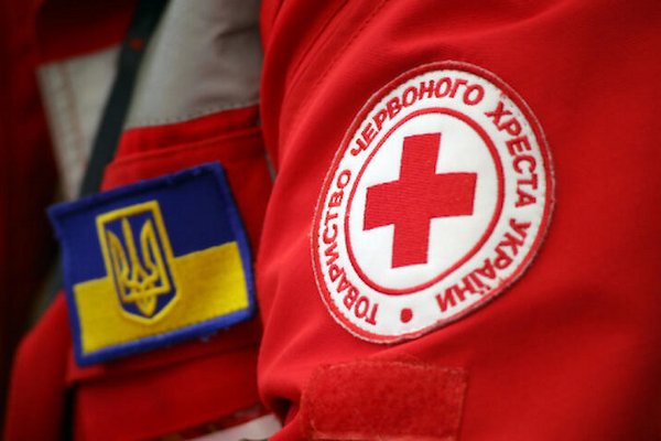 Чем Красный Крест помогает Украине и как реагирует на критику