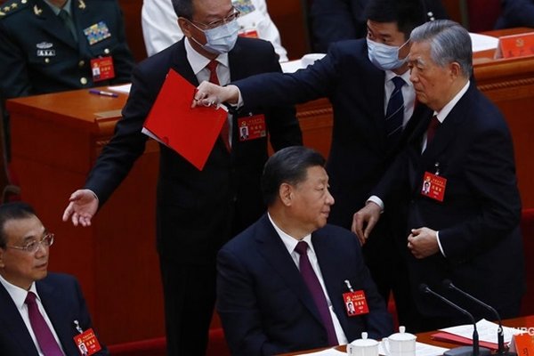 Бывшего главу Китая силой вывели со съезда КПК (видео)